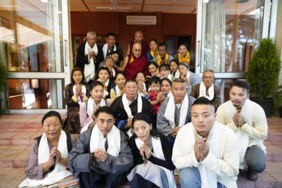 达赖喇嘛尊者在达兰萨拉官邸与藏人信众合影 2019年10月11日 照片/Tenzin Choejor/OHHDL