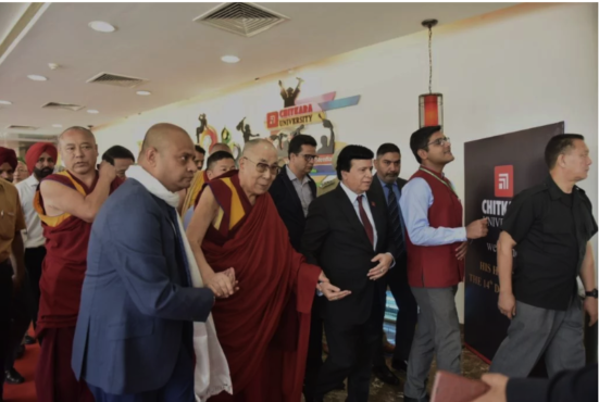 达赖喇嘛尊者受到该校校长阿肖克·奇特拉博士等人的隆重迎接 2019年10月14日 照片/Tenzin Phende/CTA