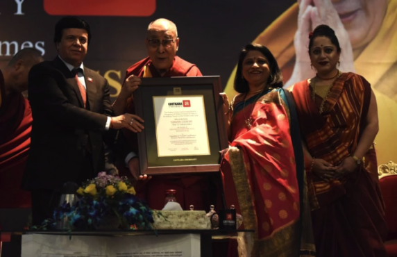 奇特拉大学校长阿肖克·奇特拉博士和副校长马杜·奇特拉女士向达赖喇嘛尊者颁发荣誉文学博士学位 2019年10月14日 照片/Tenzin Pheden/CTA