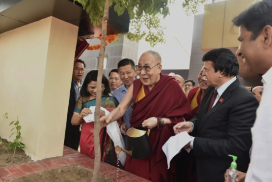 达赖喇嘛尊者在奇特拉大学学生幸福中心前种下菩提树 2019年10月14日 照片/Tenzin Phende/CTA