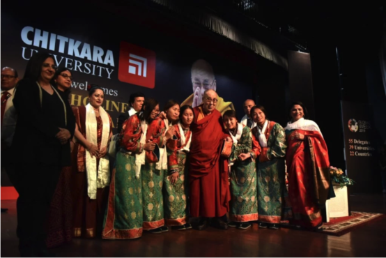 奇特拉大学藏人学生在表演传统歌舞后与达赖喇嘛尊者合影 2019年10月14日 照片/Tenzin Phende/CTA