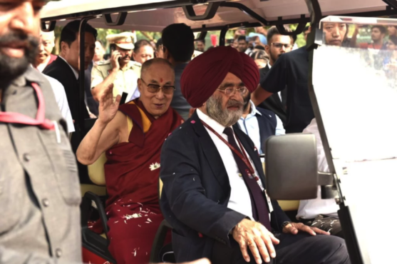 达赖喇嘛尊者在抵达昌迪加尔大学时受到该校师生和民众的隆重迎接 2019年10月15日 照片/Tenzin Pheden/CTA