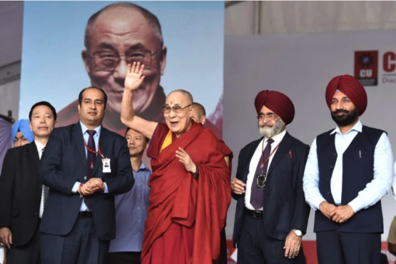 达赖喇嘛尊者在抵达昌迪加尔大学会场后向现场民众挥手致意2019年10月15日 照片/Tenzin Pheden/CTA
