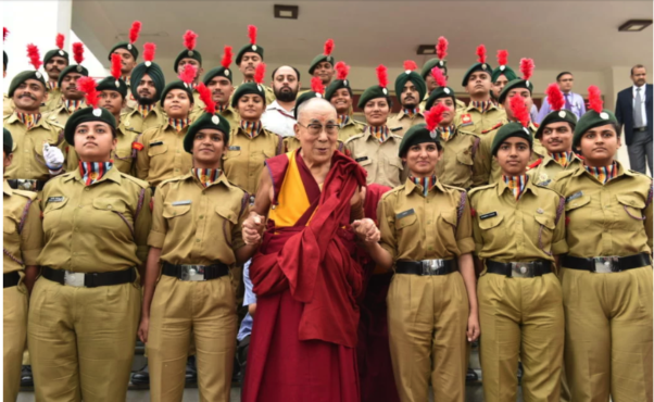 达赖喇嘛尊者与印度昌迪加尔大学军校学生合影 2019年10月15日 照片/Tenzin Pheden/CTA