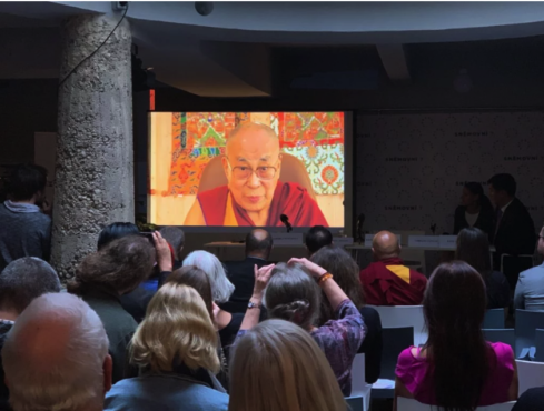 会议主办方在活动现场播放达赖喇嘛尊者的视频致辞 2019年10月15日 照片/司政办公室提供