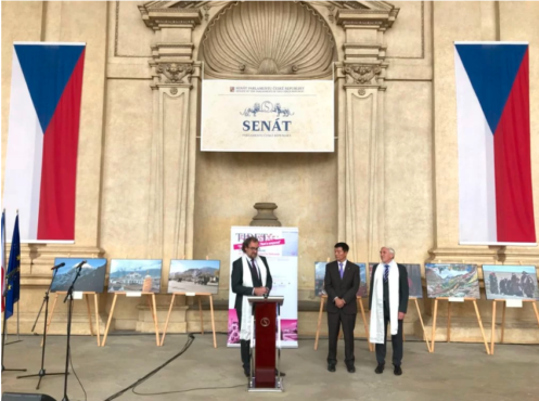 捷克参议员佩热姆斯·拉巴斯在招待会上欢迎司政洛桑森格 2019年10月15日 照片/司政办公室