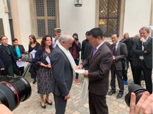 司政洛桑森格在招待会结束后向捷克共和国参议院副主席吉日·里奇卡敬献哈达 2019年10月15日 照片/司政办公室