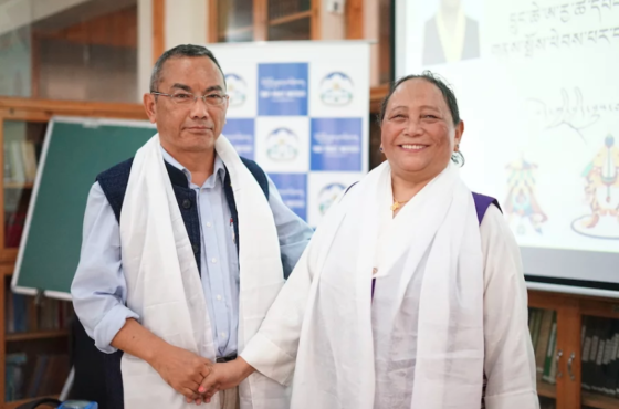 两名秘书长在交接仪式上相互祝贺 2019年10月17日 照片/Tenzin Dalha/TPI