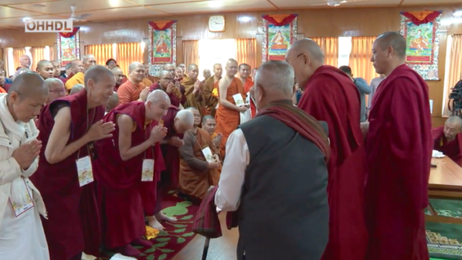 达赖喇嘛尊者在达兰萨拉官邸交接来自数十个国家的宗教代表 2019年10月21日 照片/视频截图