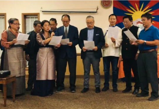 参加达赖喇嘛尊者荣获美国国会金质12周年庆祝活动的藏人在朗诵诗歌 2019年0月20日 照片/驻北美办事处