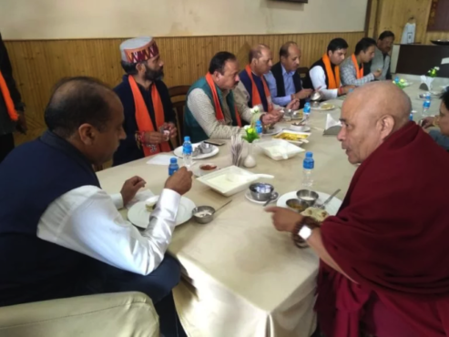 西藏人民议会副议长阿恰亚·益西平措在达兰萨拉会见喜玛偕尔邦首席部长杰拉姆·塔库尔