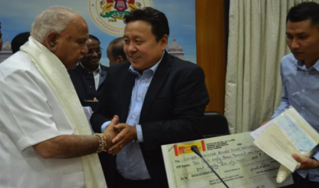 藏人行政中央驻印度南部首席代表群培图登向卡纳塔克邦首席部长B·S·耶迪约拉帕捐赠救灾捐款  2019年10月 21日  照片/驻印南首席代表办公室