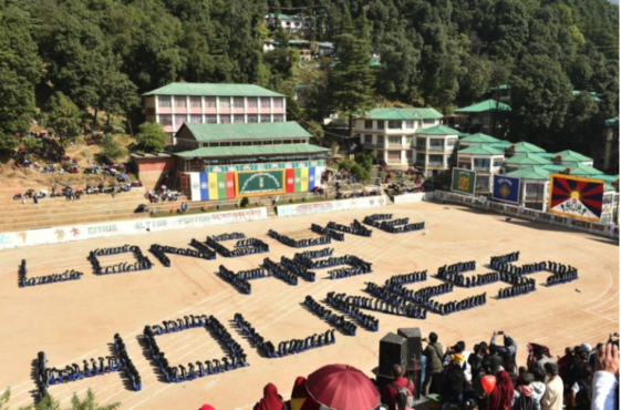 西藏儿童村学校学生在建校59周年庆祝活动上以体操摆写“达赖喇嘛尊者万寿无疆字形 2019年10月23日 照片/Tenzin Pheden/CTA