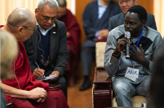 来自南苏丹的一位青年领袖向达赖喇嘛尊者讲述南苏丹的动荡局势 2019年10月23日 照片/OHHDL