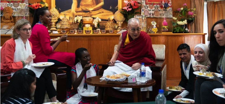 达赖喇嘛尊者在向受冲突影响国家的青年领袖们共进午餐2 019年10月23日 照片/ OHHDL