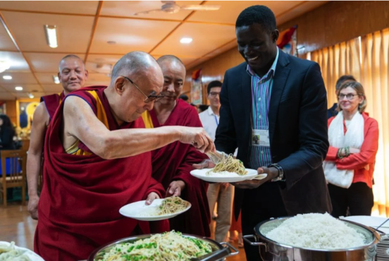 达赖喇嘛尊者在为一名青年领袖夹食物 2019年10月23日 照片/ OHHDL
