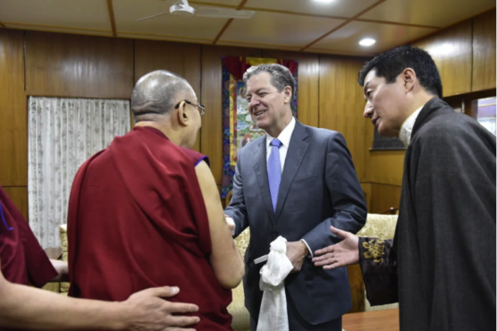 达赖喇嘛尊者在达兰萨拉官邸交接美国国际宗教自由无仍所大使萨缪尔·布朗巴克 2019年10月28日 照片/OHHDL