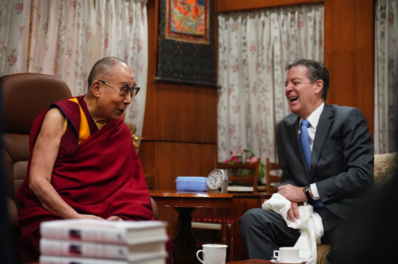 达赖喇嘛尊者与萨缪尔·布朗巴克大使互动交流 2019年10月28日 照片/OHHDL