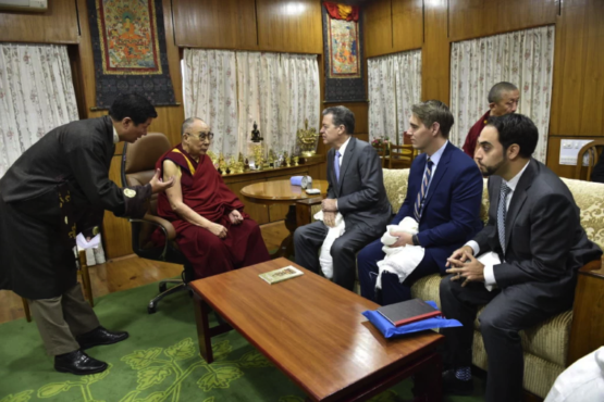 达赖喇嘛尊者在达兰萨拉官邸交接美国国际宗教自由无仍所大使萨缪尔·布朗巴克及代表团成员 2019年10月28日 照片/OHHDL