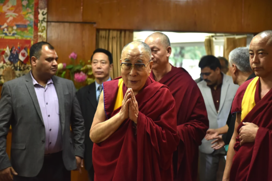 达赖喇嘛尊者在印北达兰萨拉官邸会见30多名参与当地印度大学古印度智慧课程的印藏学生   2019年10月25日  照片/Tenzin Pheden/CTA