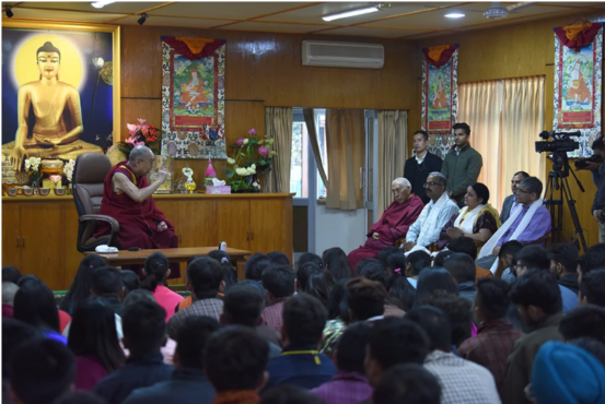 达赖喇嘛尊者感谢向印藏学生教授“古印度智慧”课程的教职员工 2019年10月25日 照片/Tenzin Phende / CTA