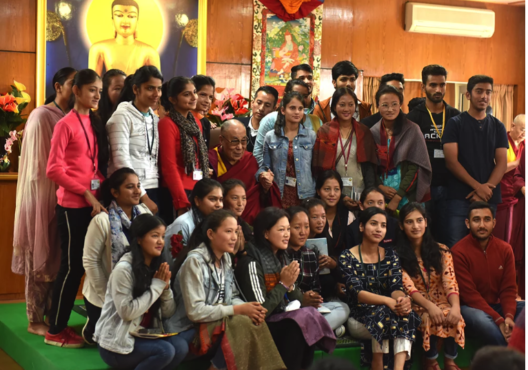 达赖喇嘛尊者与参与学习“古印度智慧”课程的学生和教职员工合影 2019年10月25日 照片/Tenzin Phende / CTA