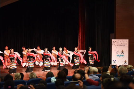 西藏戏剧与表演艺术学院在首届国际西藏表演艺术大会上表演西藏传统歌舞 2019年10月28日 照片/Tenzin Pheden/CTA