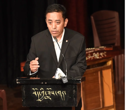 西藏戏剧与表演艺术学院院长阿旺雍登在大会上致欢迎词 2019年10月28日 照片/Tenzin Pheden/CTA