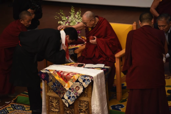 达赖喇嘛尊者在西藏戏剧与表演艺术学院成立六十周年庆典上向司政洛桑森格赐予哈达   2019年10月29日  照片/TKunsang Yelphel/CTA