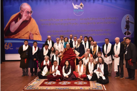 达赖喇嘛尊者与西藏戏剧与表演艺术学院历届学员合影留念 2019年10月29日 照片/Tenzin Jigme/CTA