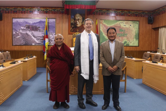 西藏人民议会正副议长与来访的美国国际宗教自由大使塞缪尔·布朗贝克在议事厅合影 2019年10月29日 照片/西藏人民议会秘书处