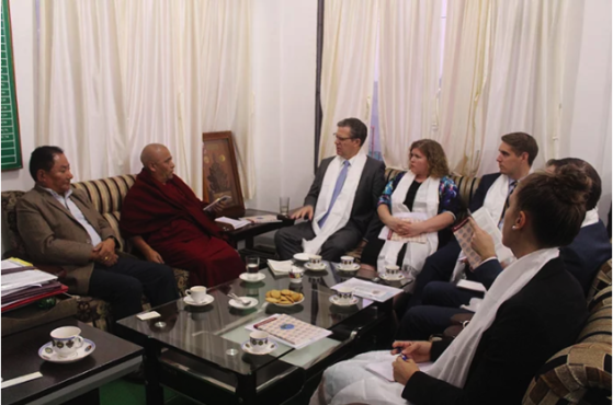 西藏人民议会正副议长与来访的美国国际宗教自由大使塞缪尔·布朗贝克与随行人员在讨论西藏局势 2019年10月29日 照片/西藏人民议会秘书处