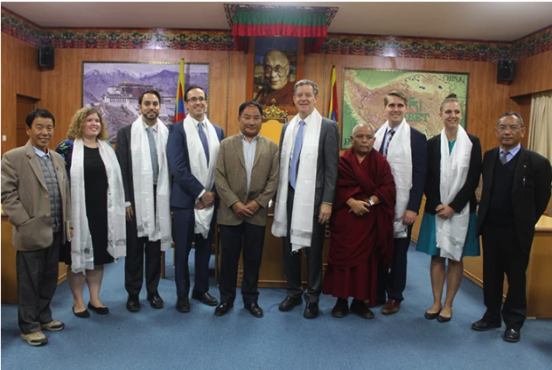 西藏人民议会正副议长与来访的美国国际宗教自由大使塞缪尔·布朗贝克及随行人员在议事厅合影 2019年10月29日 照片/西藏人民议会秘书处