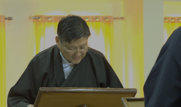 新当选的藏人行政中央最高法院大法官的达波·索朗诺布在即将卸任的大法官前噶举顿珠前宣誓 2019年10月15日 照片/CTA