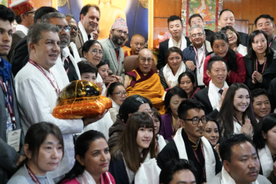 达赖喇嘛尊者与出席第八屆国际支持西藏团体大会的各国代表合影 2019年11月4日 照片/OHHDL