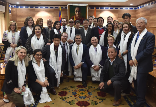 藏人行政中央司政代理人、各部门部长与来访的代表团成员合影 2019年11月11日 照片/Tenzin Phende/CTA
