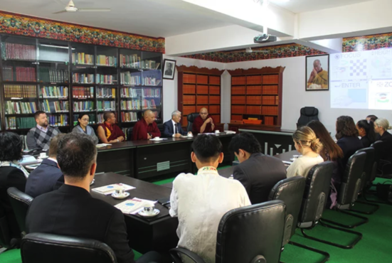西藏人民议会常务委员在秘书处接见来访的“慈悲2020”代表团 2019年11月8日 照片/议会秘书处