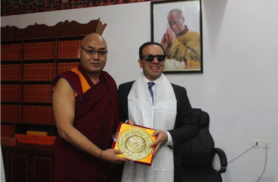 西藏人民议会议员堪布索朗丹培向副州长哈比布赠送纪念品 2019年11月8日 照片/议会秘书处