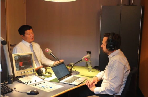 司政洛桑森格接受瑞士最大的德语电子媒体之一施瓦泽电台主持人安德烈克里森的采访 2019年11月13日 照片/ Tenzin Wangchuk/ Tashi Namgyal