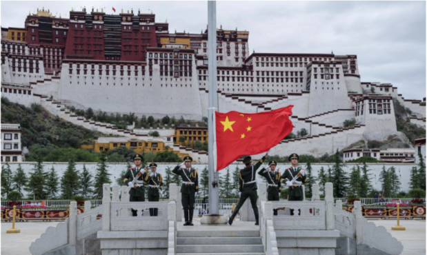 中国共产党成立96周年庆典上中国国旗在西藏拉萨布达拉宫广场升起 2017年7月1日 CNS/何鹏蕾 路透社/资料图片