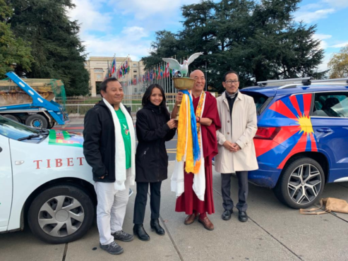 西藏人民议会欧洲区议员图丹旺青和驻日内瓦办事处代表其美仁增和工作人员 照片／驻日内瓦办事处提供