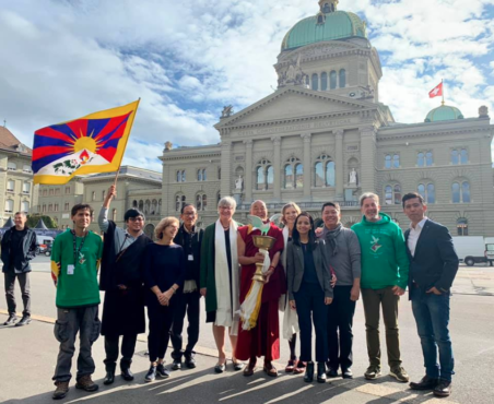 议员图丹旺青与瑞士议员和藏人代表在瑞士议会大楼前 照片／驻日内瓦办事处提供