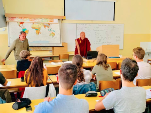 议员图丹旺青在斯洛文尼亚马里博尔大学向该校学生介绍西藏问题 照片/驻日内瓦办事处提供