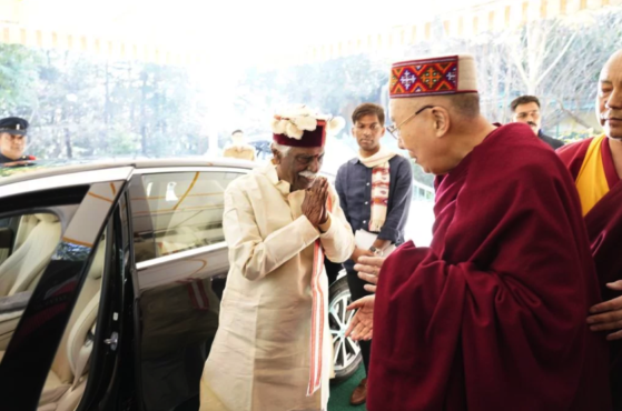 达赖喇嘛尊者为达塔特里亚总督送行   2019年11月18日  照片/OHHDL