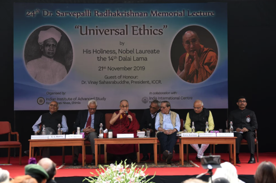 赖喇嘛尊者在新德里印度国际中心出席纪念印度哲学家萨尔瓦帕利·拉德哈克里希南博士逝世24周年纪念活动 2019年11月21日 照片/Tenzin Pheden/CTA