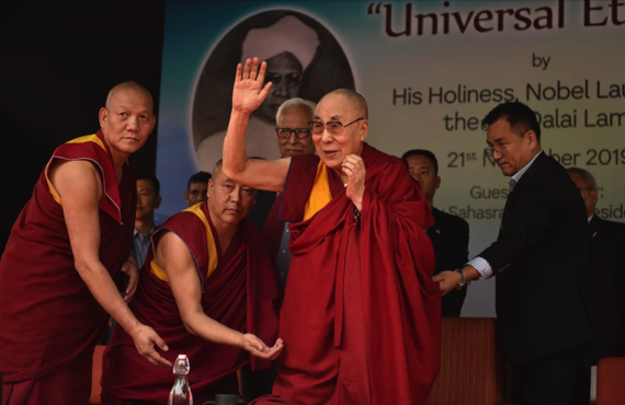 达赖喇嘛尊者发表演讲后向与会人士挥手道别 2019年11月21日 照片/Tenzin Pheden/CTA