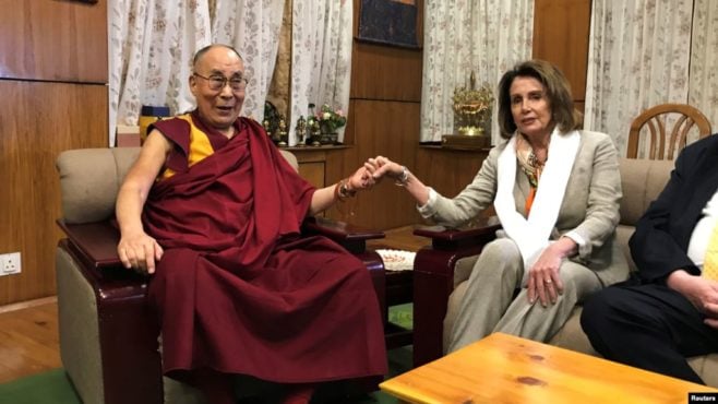 时任众议院少数党领袖的南希·佩洛西在印度达兰萨拉会晤西藏精神领袖达赖喇嘛 (2017年5月9日 资料照片）