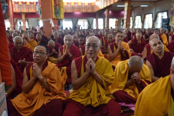 出席长寿祈愿法会的僧众在念诵达赖喇嘛尊者礼赞文 2019年12月22日 照片/TenzinJigme/CTA