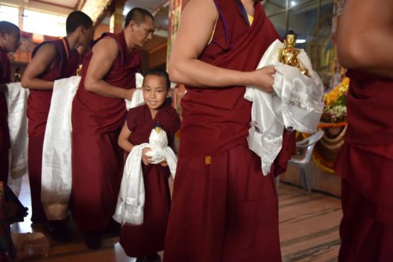 在长寿祈愿法会上向达赖喇嘛尊者供奉贡品的僧众 2019年12月22日 照片/TenzinJigme/CTA