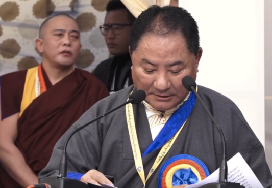 西藏人民议会议长白玛炯乃在达兰萨拉格尔登寺成立25周年庆典上发言 2019年12月7日 照片/Kunsang